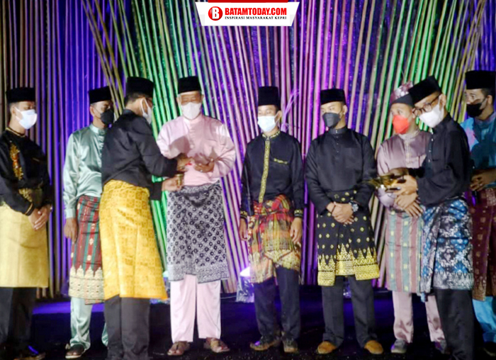 Bupati Kepulauan Anambas saat menerima sekapur sirih dari Perwakilan LAM